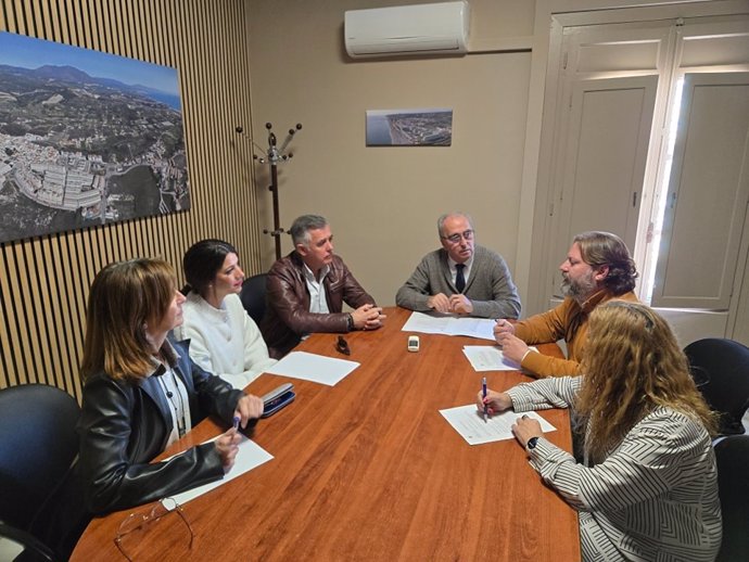 Archivo - Imagen de archivo del alcalde de Manilva, José Manuel Fernández, en una reunión con concejales de la Corporación.