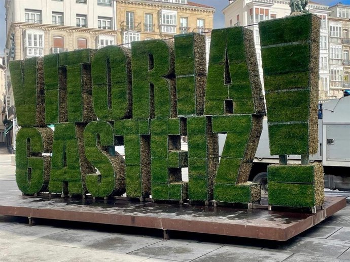 Gasteizko Andre Maria Zuriaren plazako landare-eskultura