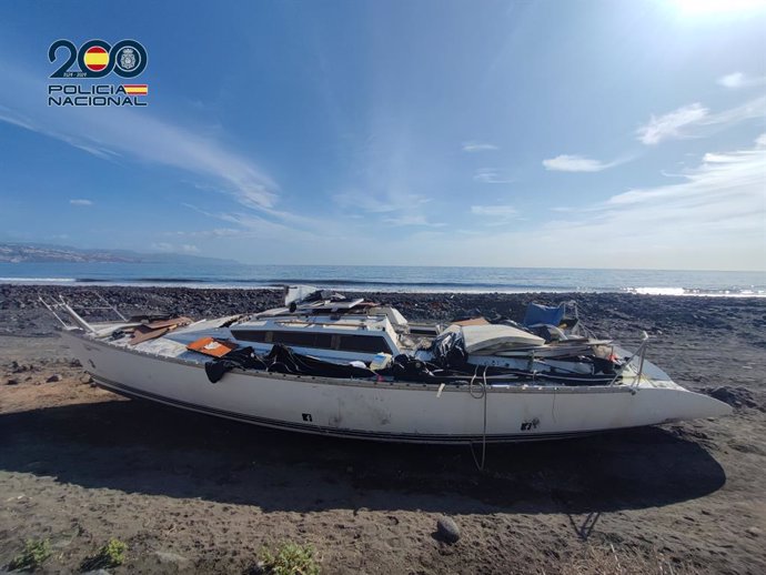 Barco a vela que encalhou na costa de Tenerife com uma jovem etíope a bordo