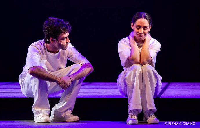 Archivo - Representación de 'El efecto', de Lucy Prebble, dirigida por el director peruano Juan Carlos Fisher