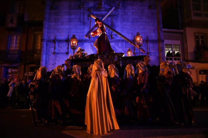 Archivo - El paso de Nuestro Padre Jesús de Nazareno durante la procesión de ‘El Prendimiento’, en el Jueves Santo de Viveiro, a 6 de abril de 2023