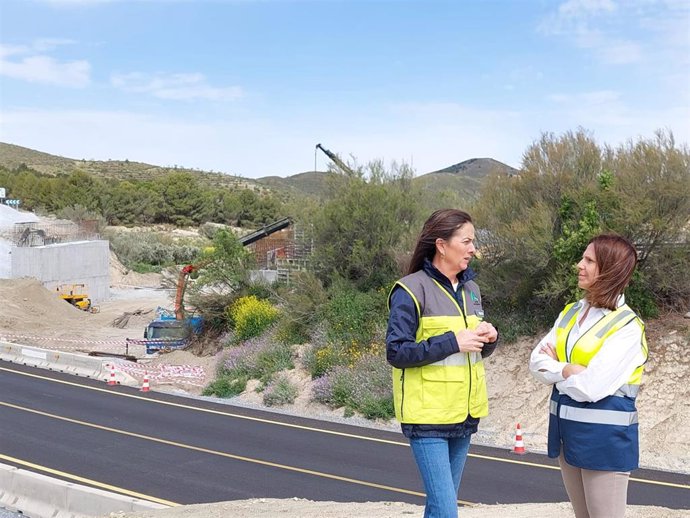 La delegada de la Junta de Andalucía en Almería, Aránzazu Martín, junto a la delegada territorial de Fomento, Articulación del Territorio y Vivienda, Dolores Martínez, durante una visita a Serón (Almería).