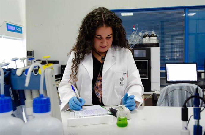 Archivo - Una investigadora de la Universidad de Cádiz (UCA)