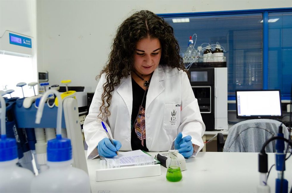 Archivo - Una investigadora de la Universidad de Cádiz (UCA)