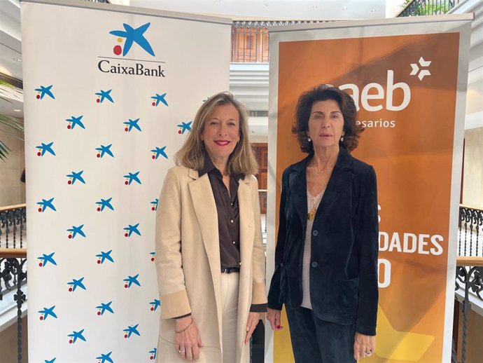 La directora territorial de CaixaBank en Baleares, María Cruz Rivera, y la presidenta de CAEB, Carmen Planas.