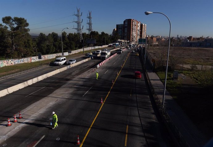 Archivo - Varios vehículos circulan en la A-5 durante las obras de soterramiento