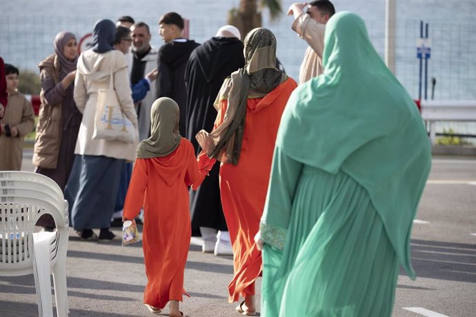 Varias personas tras la oración colectiva con motivo de la festividad del Aíd al-Fitr, en la explanada de Loma Colmenar, a 31 de marzo de 2025, en Ceuta (España). El Aíd al-Fitr marca el final del mes sagrado de Ramadán.