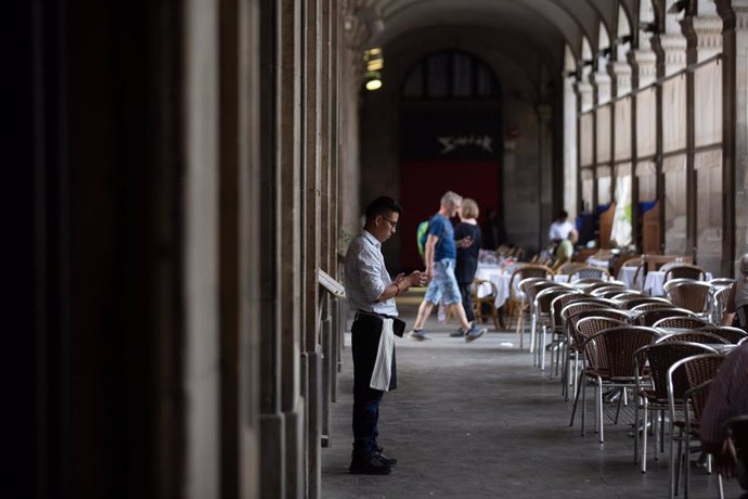 Archivo - Un camarero en la plaza Real de Barcelona.