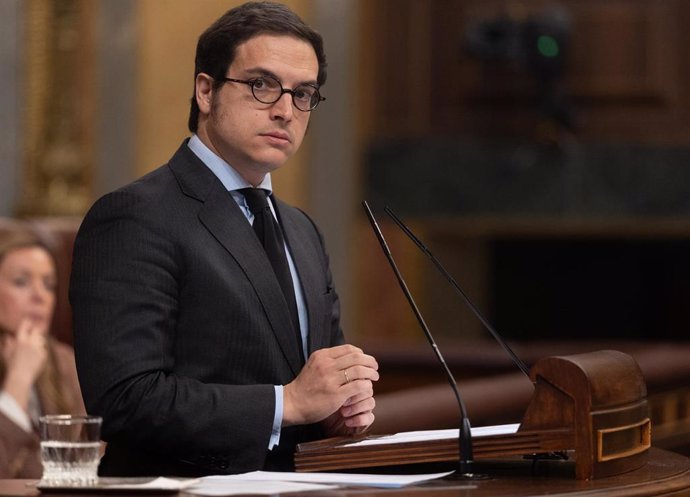 El diputado de VOX José María Figaredo interviene durante una sesión plenaria en el Congreso de los Diputados, a 9 de abril de 2025, en Madrid (España). 