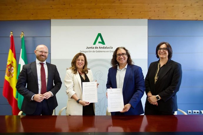 La consejera de Desarrollo Educativo y Formación Profesional, María del Carmen Castillo, ha firmado un convenio de colaboración el representante de la empresa Uniges-3.