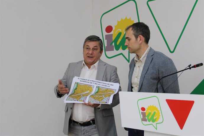 El coordinador general de IU Andalucía y diputado en el Congreso, Toni Valero, y el portavoz de IU-Podemos en el Ayuntamiento de Benalmádena, Enrique Pablo Centella