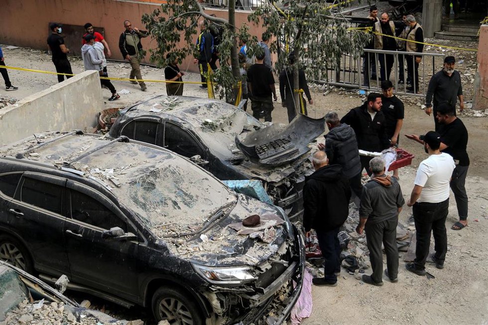 Vehículos destruidos por un ataque israelí el 1 de abril en Beirut, Líbano
