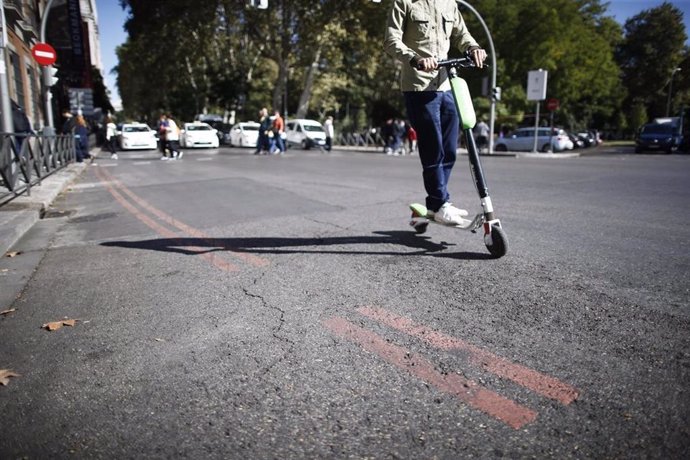 Archivo - Imagen de archivo de un patinete eléctrico en circulación.
