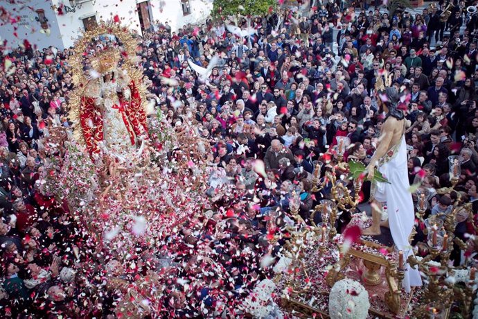 La procesión que realiza la Virgen de la Soledad y Santa María Magdalena para celebrar 'Los Abrazos' iniciará una vez finalice la tirada.