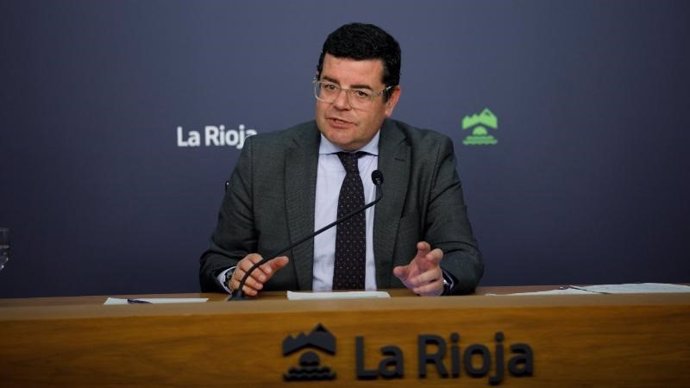 El portavoz deel Gobierno riojano, Alfonso Domínguez, en comparecencia de prensa