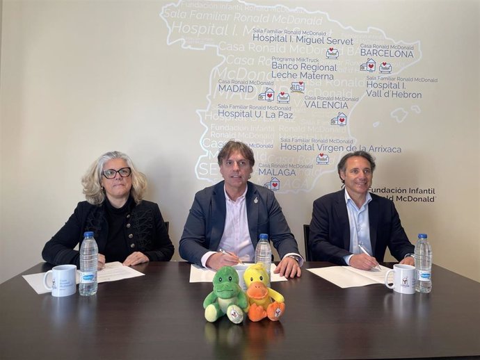 Firma del acuerdo entre Quirónsalud y Casa Ronald McDonald.