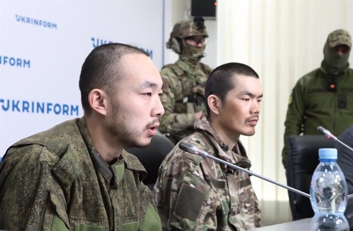 14 de abril de 2025, Kiev, Ucrânia: Os chineses Zhang Renbo (à esq.) e Wang Guangjun, que foram capturados pelas Forças de Defesa da Ucrânia enquanto lutavam pelas tropas russas na região de Donetsk, no leste da Ucrânia, no início de abril, participam de 
