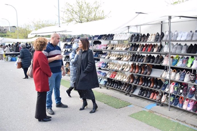 La directora general de Turismo, Comercio y Artesanía, Ana Isabel Fernández, visita un mercado en Toledo.