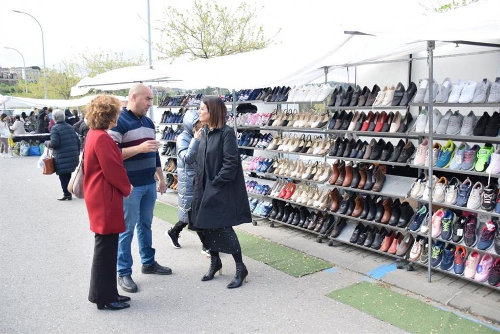 La directora general de Turismo, Comercio y Artesanía, Ana Isabel Fernández, visita un mercado en Toledo.