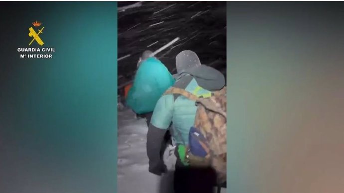 Imaxe del rescate de los senderistas perdíos en Somiedu.  