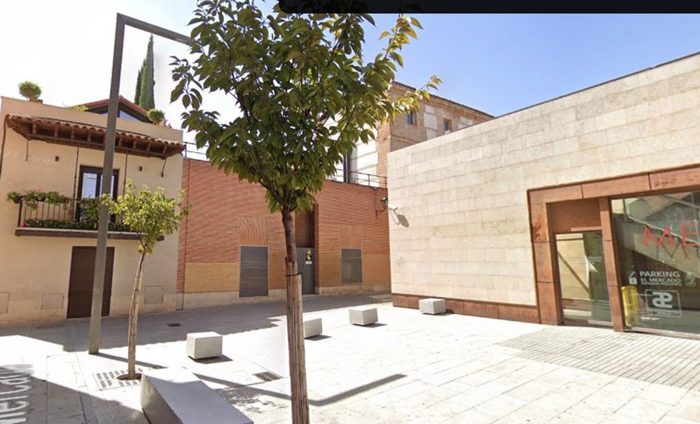 Archivo - Policía investiga una pelea entre varios personas anteanoche junto a una discoteca de Alcalá