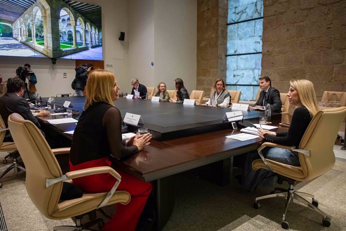 La consejera de Hacienda y Administración Pública, Elena Manzano, y la presidenta de la Junta, María Guardiola, en la reunión del Consejo de Gobierno.