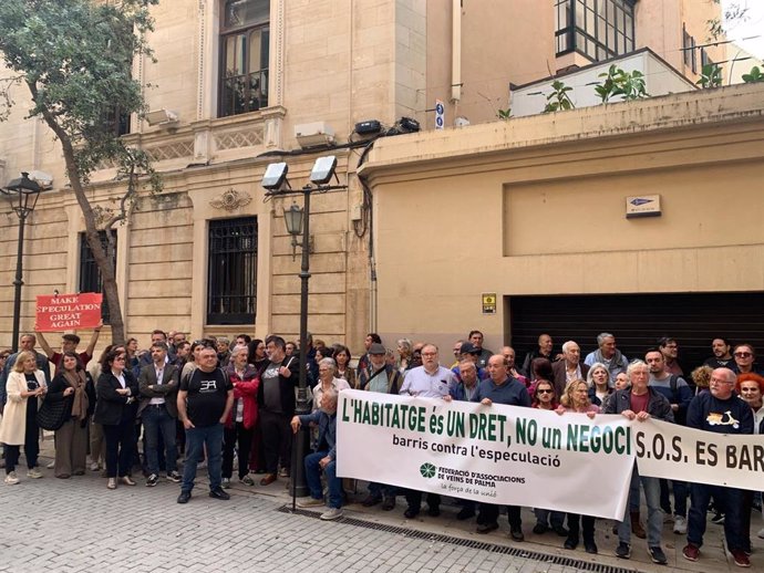 Un centenar de personas se concentran ante el Parlament para rechazar el decreto de vivienda