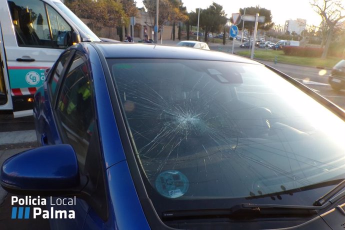 Luna delantera del coche implicado en el accidente de Son Cotoner.