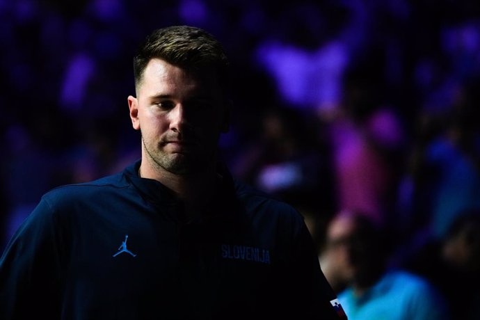 Archivo - Luka Doncic, da Eslovênia, observa durante o Torneio da Cidade de Málaga para o Centenário da FEB, partida de basquete disputada entre EUA e Eslovênia no Palacio de Deportes Jose Maria Martin Carpena em 12 de agosto de 2023, em Málaga, Espanha.