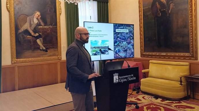 El portavoz del Gobierno del Ayuntamiento de Gijón, Jesús Martínez Salvador, en rueda de prensa en el Consistorio gijonés.