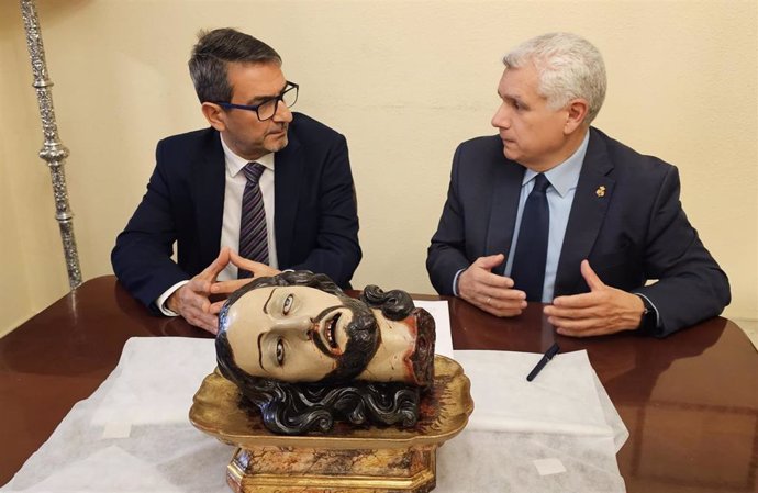 El delegado territorial de Turismo, Cultura y Deporte, Carlos García, ha hecho entrega este martes al hermano mayor de la Cofradía de El Rico, Ramón Varea, de la escultura de la cabeza de San Juan Bautista Degollado que se cede a la Hermandad,