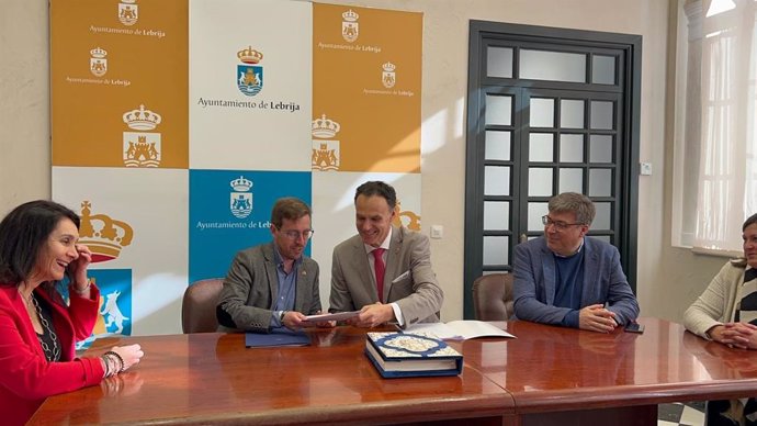 El subdelegado del Gobierno con el alcalde de Lebrija