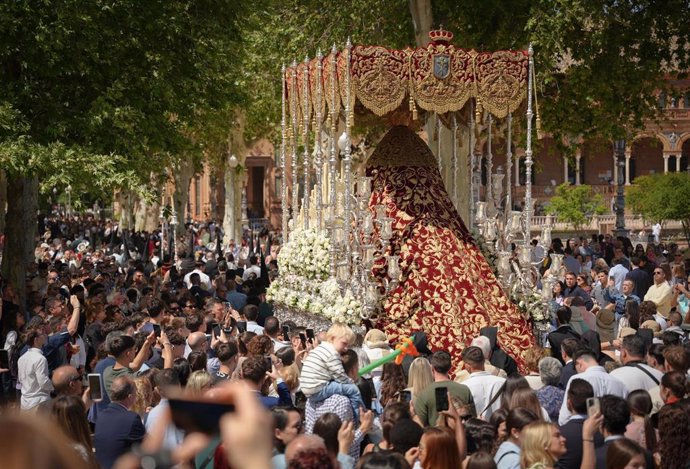 La hermandad de Santa Genoveva, a su paso por la Plaza de España, durante su estación de penitencia el Lunes Santo. A 14 de abril de 2025, en Sevilla (Andalucía, España). 
