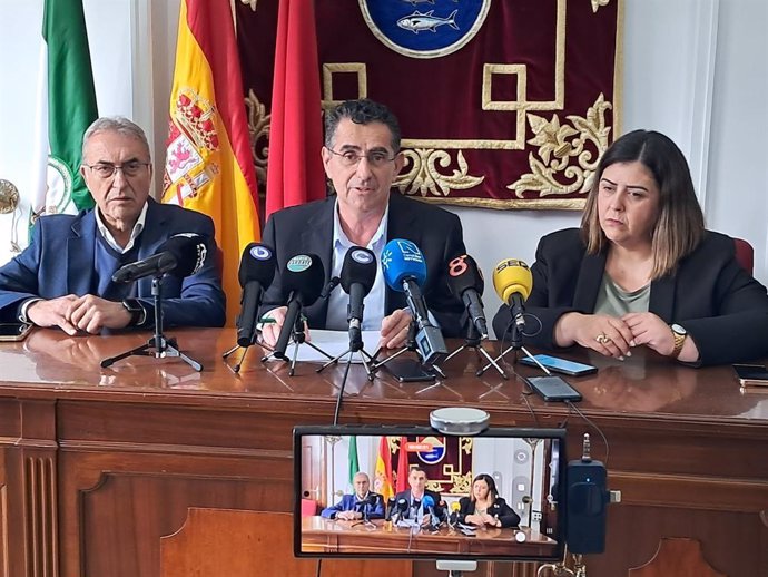 Los alcaldes de Barbate y Tarifa, Miguel Molina y José Santos Perea, y la alcaldesa de Conil, Inmaculada Sánchez, en rueda de prensa.
