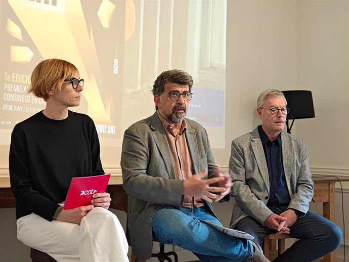 La presidenta de la Ccma-3Cat, Rosa Romà, el presidente de la Fundació .Cat, Genís Roca, y el presidente de la Amic, Ramon Grau.