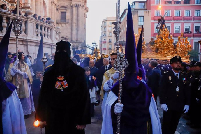 Archivo - Las procesiones del Martes Santo en Málaga retrasan su salida una hora.