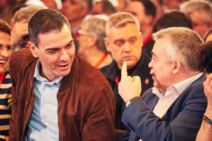 (E-D) O Secretário Geral do PSOE e Presidente do Governo da Espanha, Pedro Sánchez (à esquerda) e o Secretário de Organização do PSOE, Santos Cerdán (à direita), durante o 13º Congresso do PSN, no Centro de Conferências Baluarte, em 22 de março de 2025, e