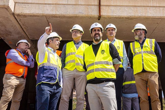 Representantes de la Generalitat Valenciana visitan las obras del Nou Mestalla.