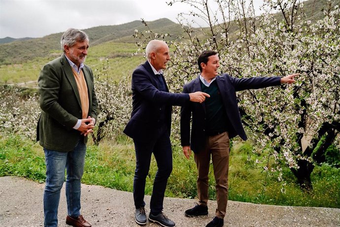 Archivo - El presidente de la Diputación de Almería, Javier Aureliano García, y el vicepresidente Ángel Escobar, junto al alcalde de Albanchez.