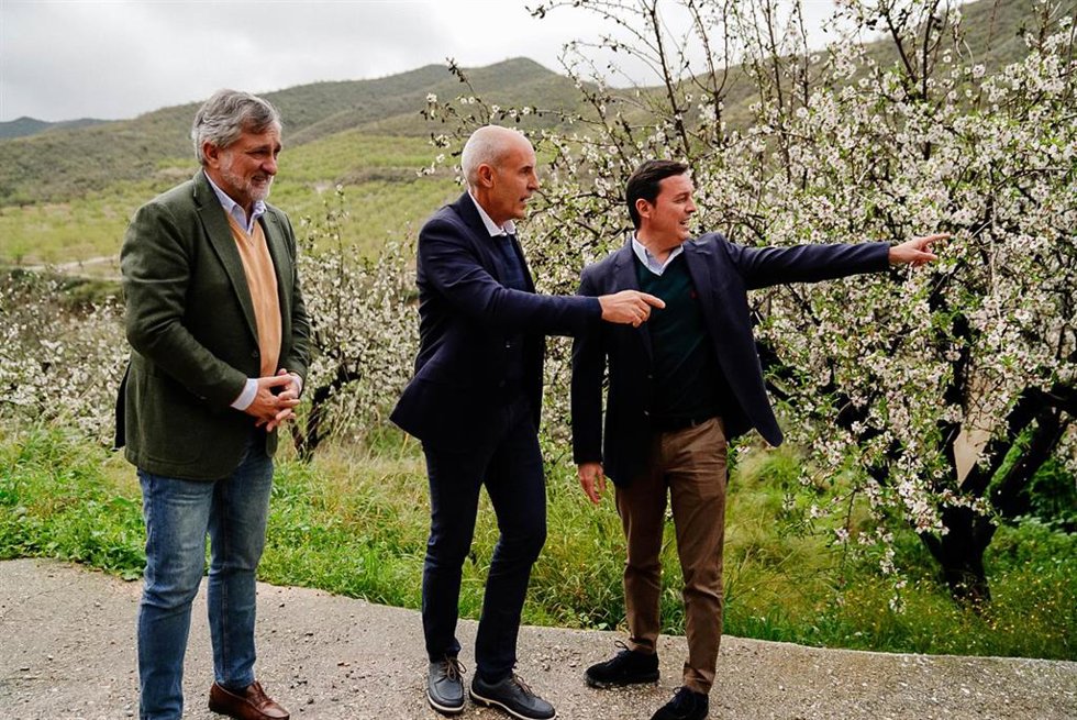 Archivo - El presidente de la Diputación de Almería, Javier Aureliano García, y el vicepresidente Ángel Escobar, junto al alcalde de Albanchez.