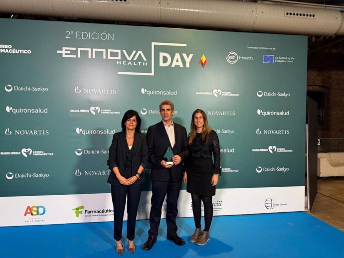 La directora de Atención Primaria del Sector Zaragoza I, Cristina Mínguez, y los desarrolladores del sistema, Enrique Llamas y Zaira García, recogen el premio Ennova Health.