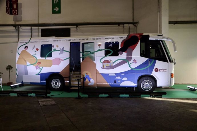 Archivo - El bus del proyecto 'Transitar' de la Diputación de Barcelona para evitar el abandono escolar
