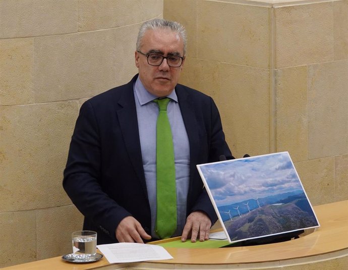 Imagen de archivo.- El portavoz del PRC, Pedro Hernando, mostró en el Pleno del Parlamento una simulación del impacto del parque eólico Piruquito