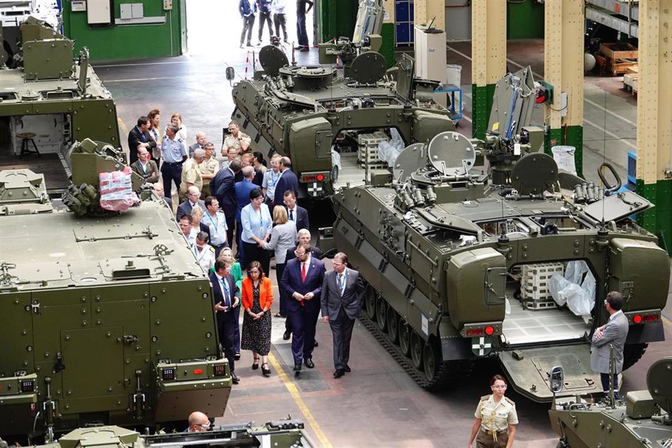 Archivo - La ministra de Defensa, Margarita Robles, y el presidente del Principado en funciones, Adrián Barbón, durante una visita a la fábrica de Santa Bárbara Sistemas en Trubia, a 30 de junio de 2023, en Turbia, Asturias (España).