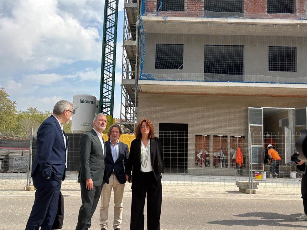 El alcalde Jaume Collboni, junto a la teniente de alcalde Laia Bonet y el concejal David Escudé