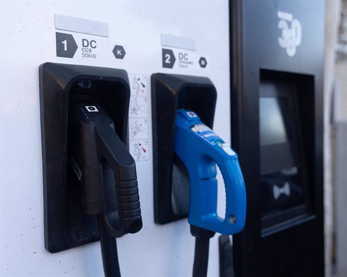 Archivo - ACEA y Eurelectric piden a Europa priorizar la preparación de la red para la carga de vehículos pesados.