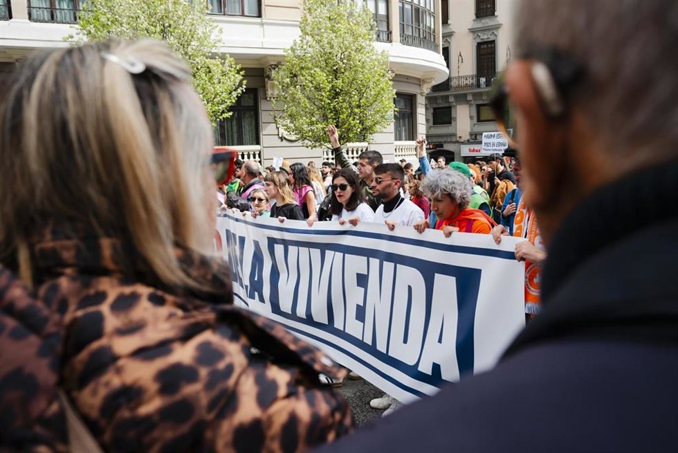 Decenas de personas durante una manifestación por la vivienda, desde Atocha, a 5 de abril de 2025, en Madrid (España). 