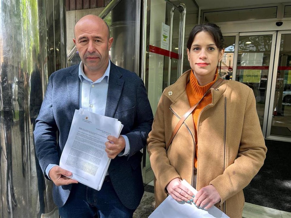 El alcalde de Cazorla, José Luis Olivares, y la concejala de Urbanismo, Ainhoa Caravaca, con la petición y documentación registrada en la Junta.