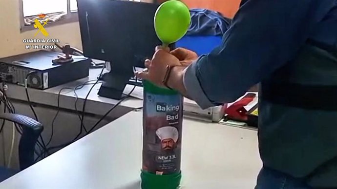 Botella de óxido nitroso, conocido como 'gas de la risa'.