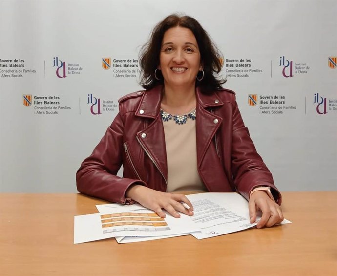 La directora del IbDona, Cati Salom, en la firma de la convocatoria de ayudas.